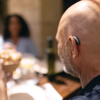 How the Phonak Infinio Sphere Cuts Through Noise in Restaurants and Crowds